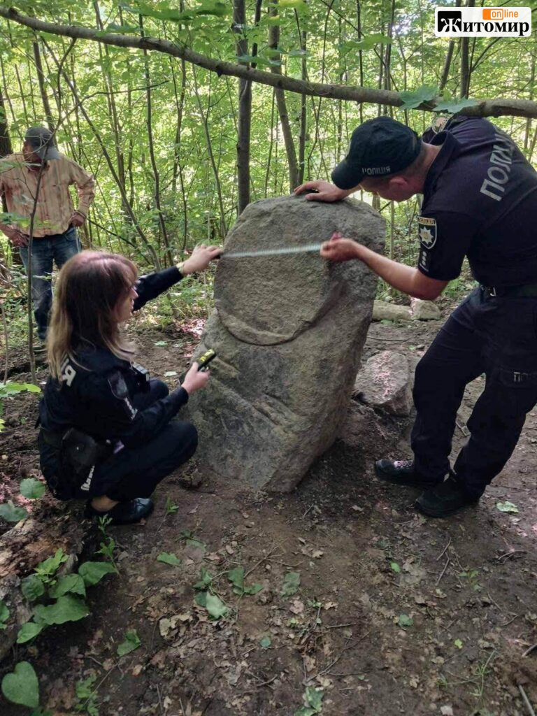 На Житомирщині виявили кам’яну бабу, вік якої досліджують археологи - Події. Джерело: Zhitomir-OnLine На Житомирщині виявили кам’яну бабу, вік якої досліджують археологи - фото №1