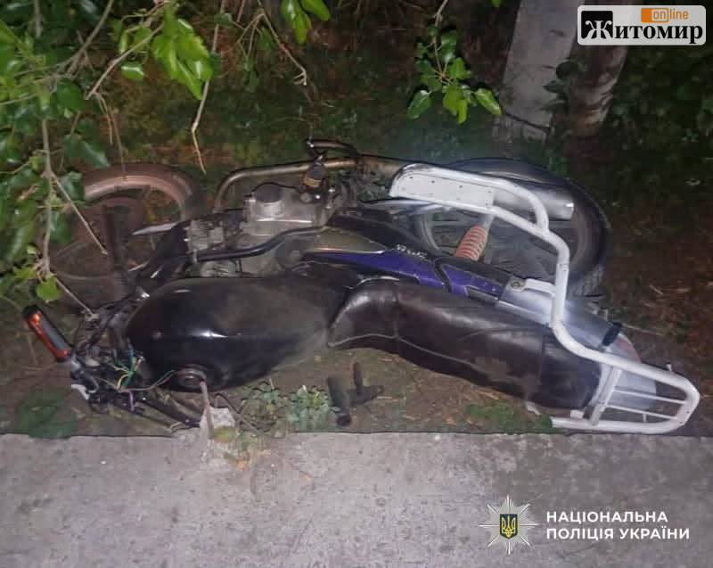 На Звягельщині 15-річний мотоцикліст врізався в паркан: хлопця госпіталізували