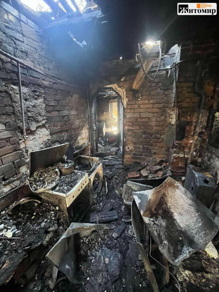 Згоріло все, що наживали роками: родина з Житомира просить допомоги після атаки рф - Події. Джерело: Zhitomir-OnLine Згоріло все, що наживали роками: родина з Житомира просить допомоги після атаки рф - фото №1