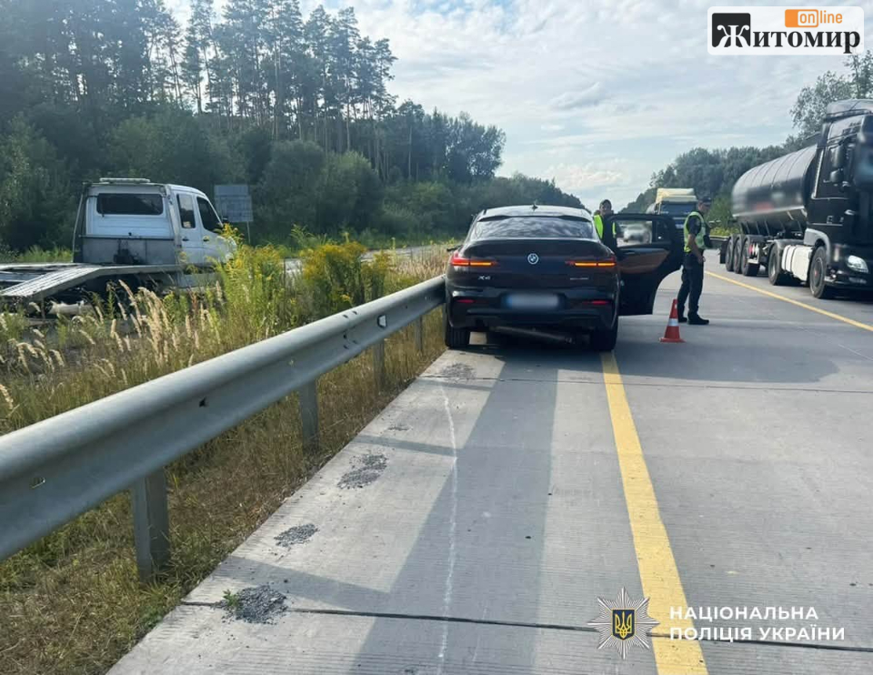 На Житомирщині зіткнулися BMW і вантажівка Scania: травмувалася жінка - Події. Джерело: Zhitomir-OnLine На Житомирщині зіткнулися BMW і вантажівка Scania: травмувалася жінка - фото №1
