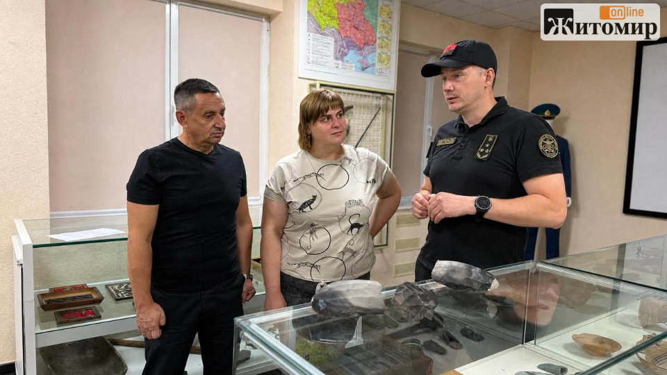 Три нуклеуси VI тисячоліття до н. е. передали музею на Житомирщині: їх намагалися вивезти до США - Інформація. Джерело: Zhitomir-OnLine Три нуклеуси VI тисячоліття до н. е. передали музею на Житомирщині: їх намагалися вивезти до США - фото №