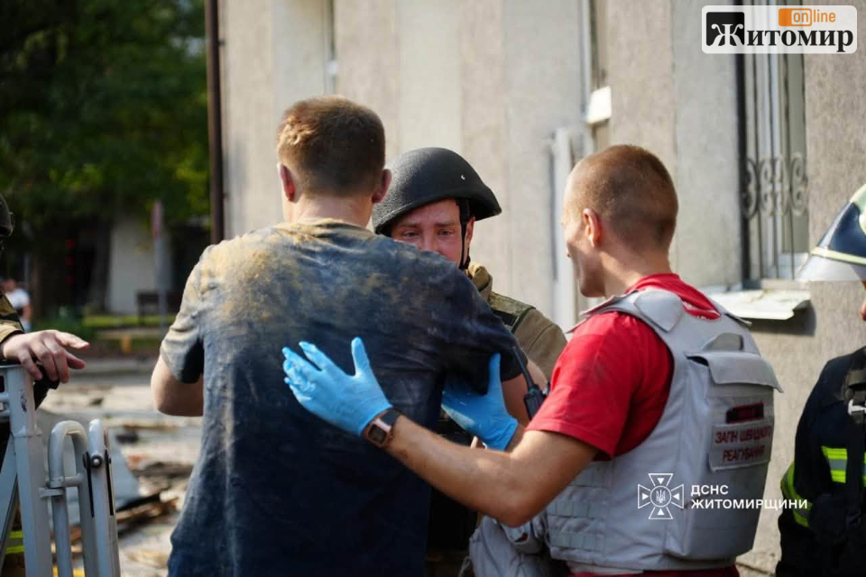 Сапери перевіряли територію після обстрілу Житомира: понад 40 людей постраждали - Події. Джерело: Zhitomir-OnLine Сапери перевіряли територію після обстрілу Житомира: понад 40 людей постраждали - фото №3