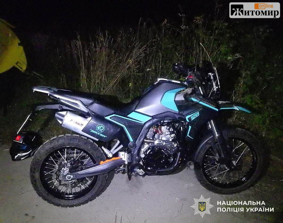 На Житомирщині п’яний мотоцикліст врізався у паркан: постраждав пасажир