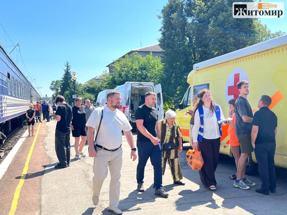 Житомирщина зустріла черговий евакуаційний потяг з Харківщини - Події. Джерело: Zhitomir-OnLine Житомирщина зустріла черговий евакуаційний потяг з Харківщини - фото №1