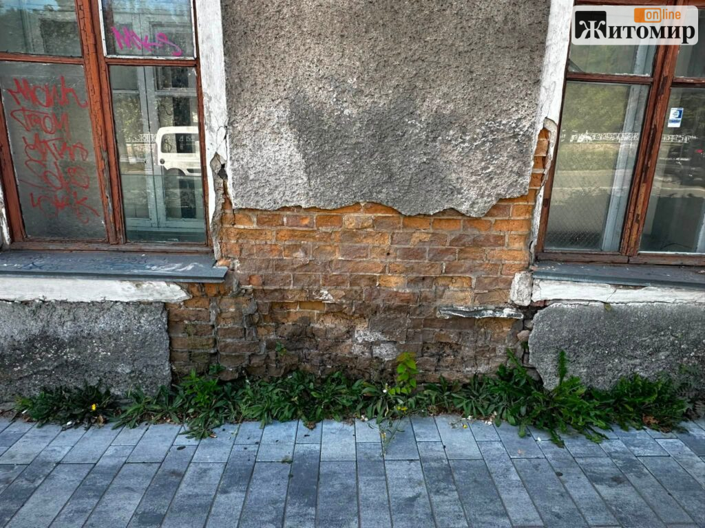 Пережив війну, але тепер стоїть порожній: що відбувається зі старим будинком біля собору в Житомирі