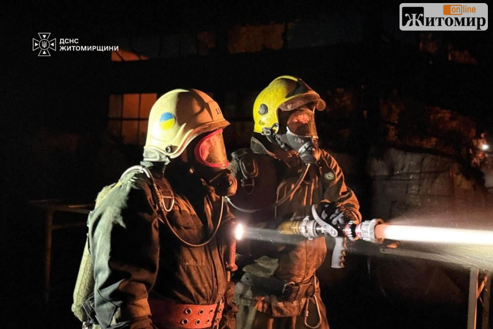 У Житомирі понад п’ять годин гасили масштабну пожежу на підприємстві - Події. Джерело: Zhitomir-OnLine У Житомирі понад п’ять годин гасили масштабну пожежу на підприємстві - фото №