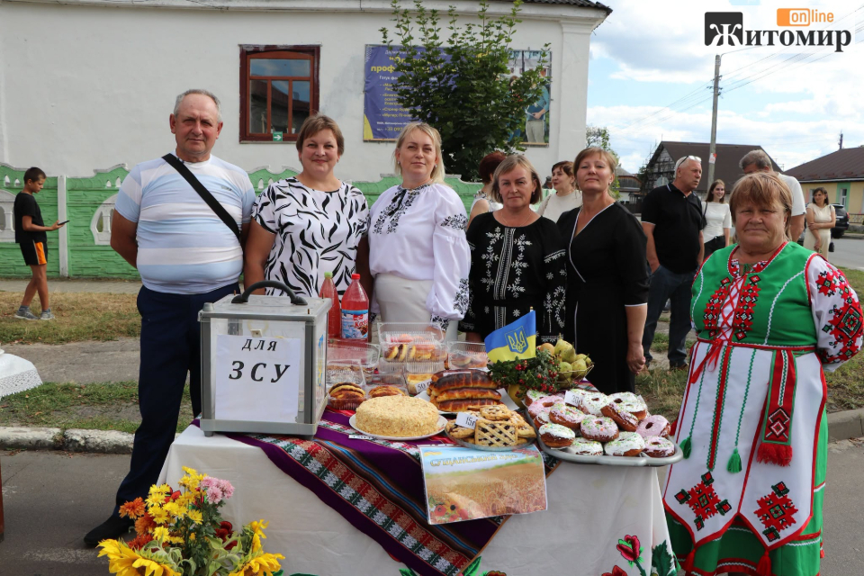 Під час ярмарку в місті на Житомирщині зібрали понад 260 тис. грн для військових - фото №1