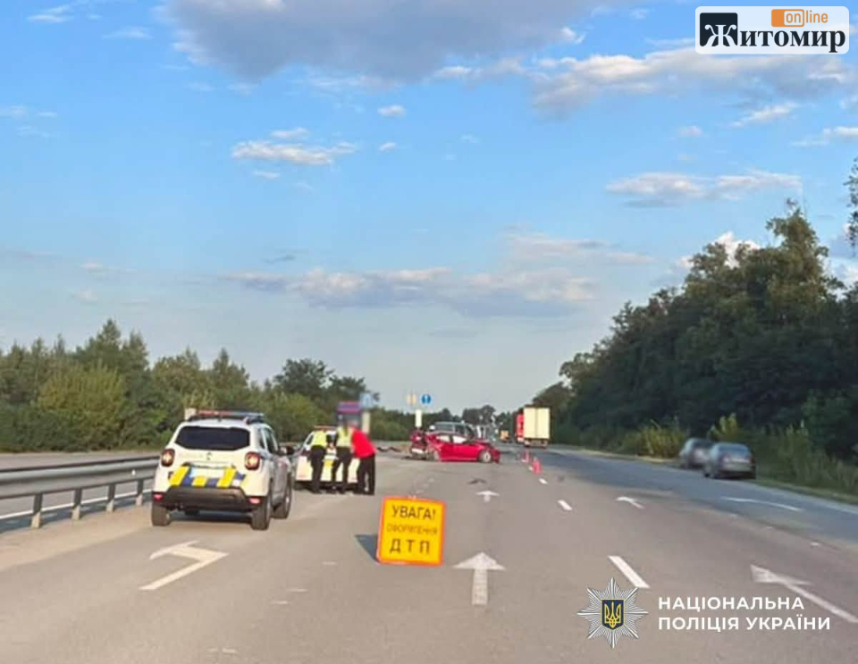Renault перекинувся, Toyota врізалася у колесовідбійник: подробиці ДТП на Житомирщині