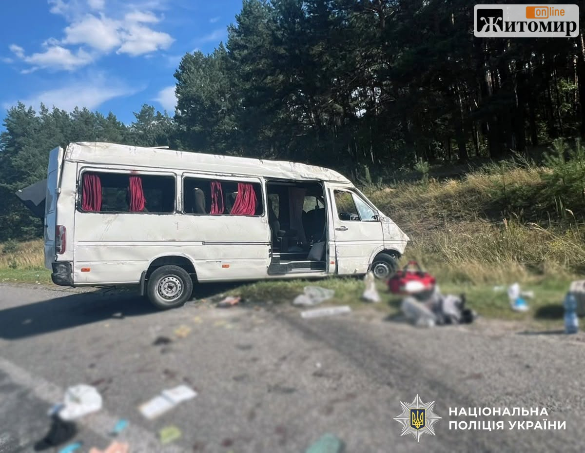 На Житомирщині після зіткнення з легковиком перекинулася маршрутка: семеро травмованих