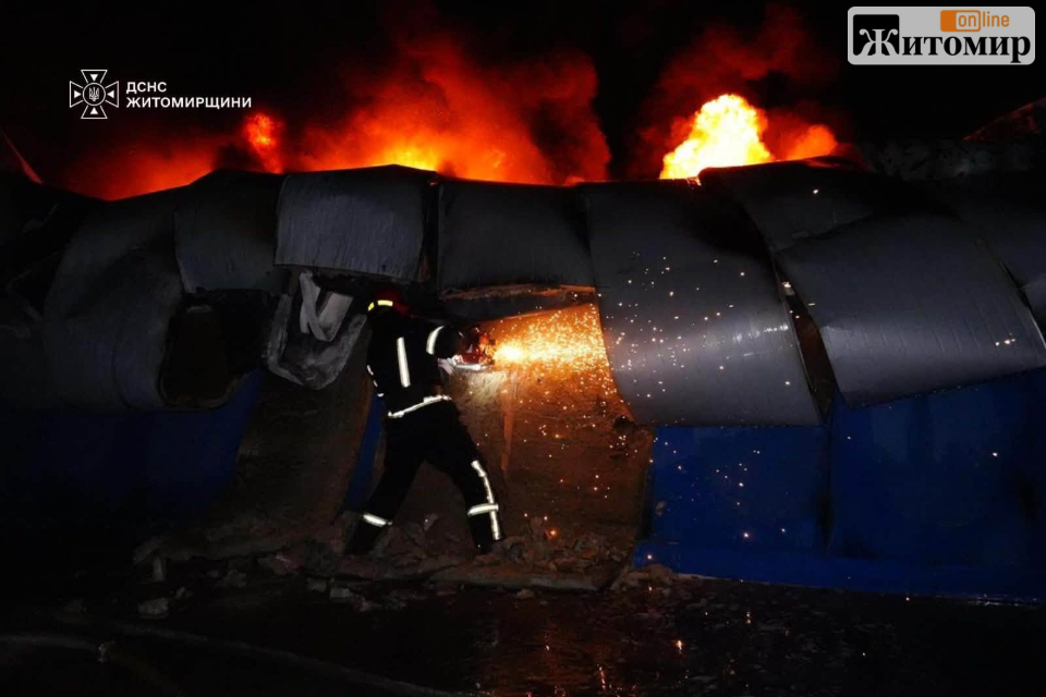 У Житомирі понад п’ять годин гасили масштабну пожежу на підприємстві - Події. Джерело: Zhitomir-OnLine У Житомирі понад п’ять годин гасили масштабну пожежу на підприємстві - фото №4