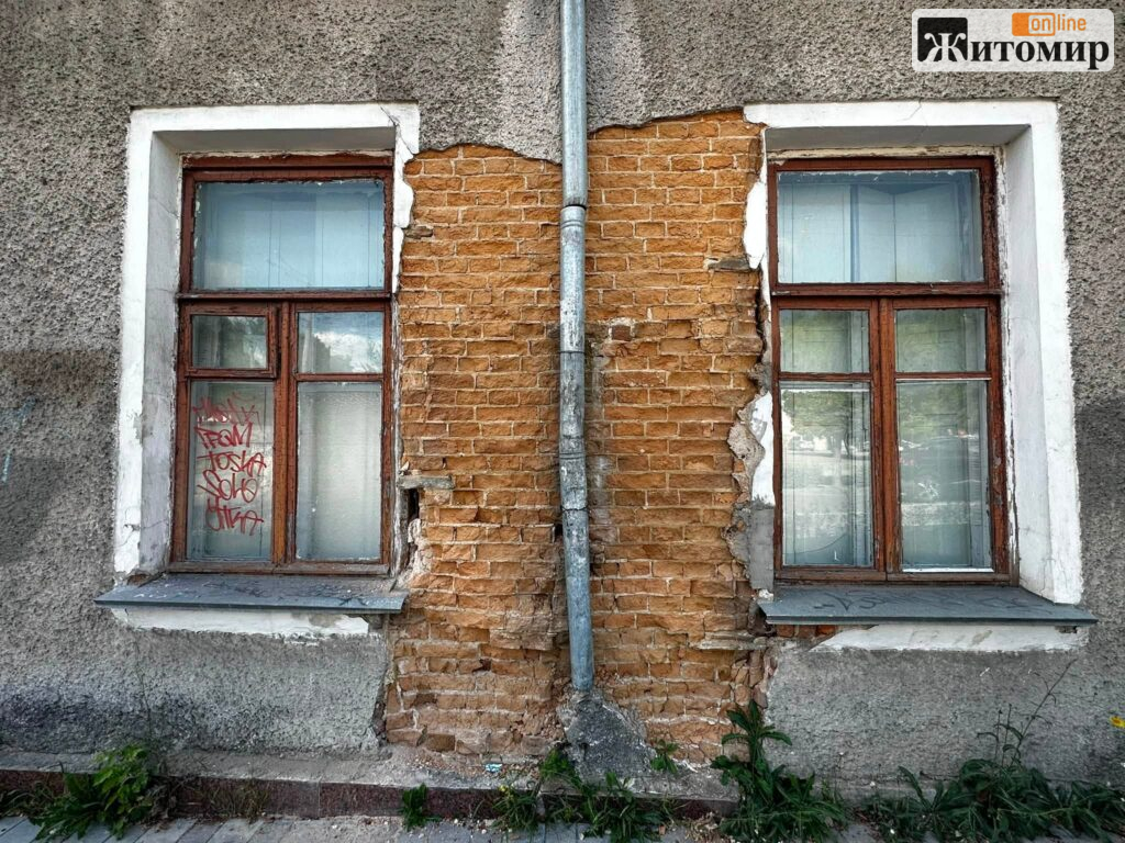 Пережив війну, але тепер стоїть порожній: що відбувається зі старим будинком біля собору в Житомирі - фото №3