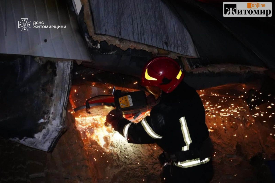 У Житомирі понад п’ять годин гасили масштабну пожежу на підприємстві - Події. Джерело: Zhitomir-OnLine У Житомирі понад п’ять годин гасили масштабну пожежу на підприємстві - фото №1