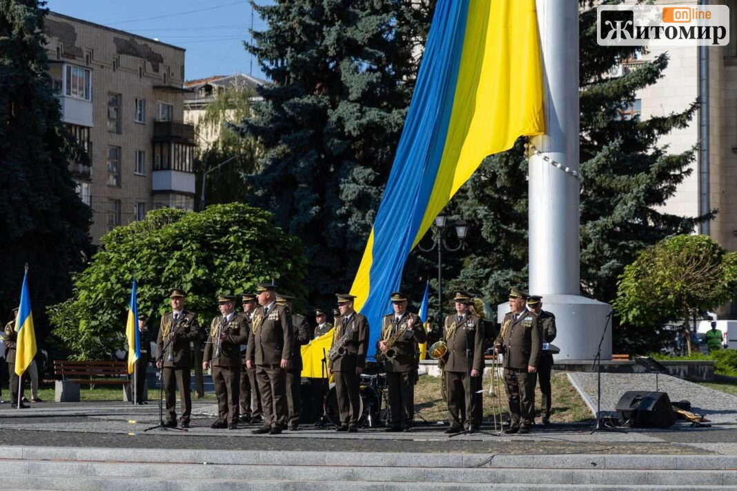 Як на майдані Соборному в Житомирі урочисто відзначили День Державного Прапора України