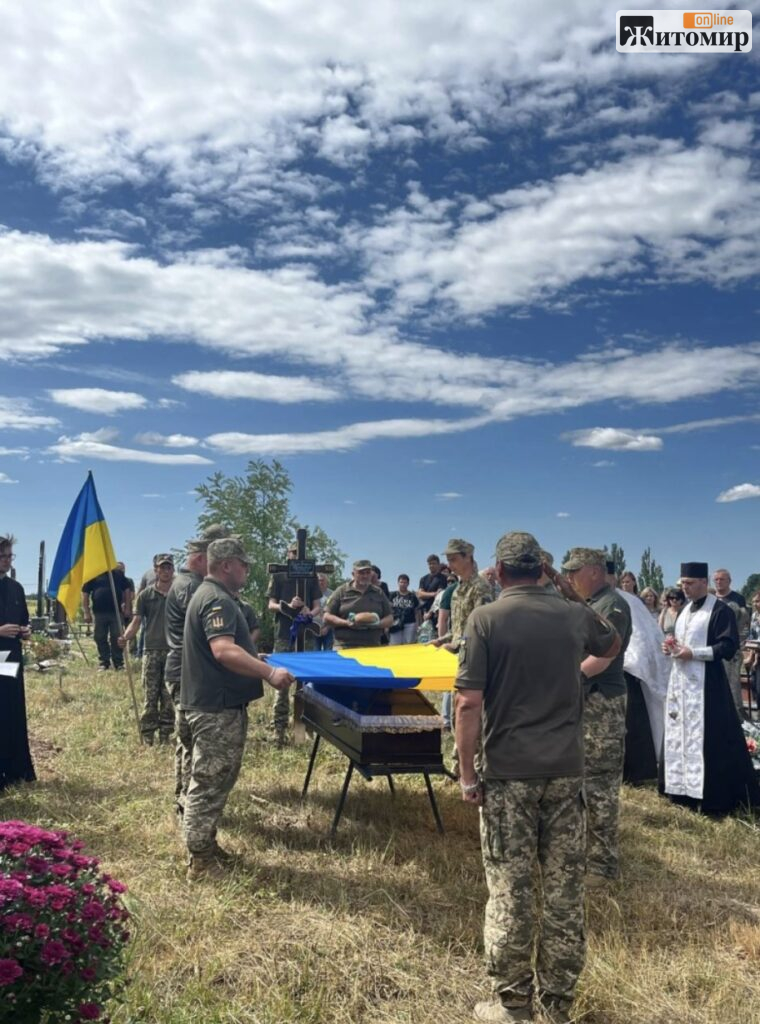У Глибочицькій громаді попрощалися із Захисником Володимиром Круківським - Події. Джерело: Zhitomir-OnLine У Глибочицькій громаді попрощалися із Захисником Володимиром Круківським - фото №2