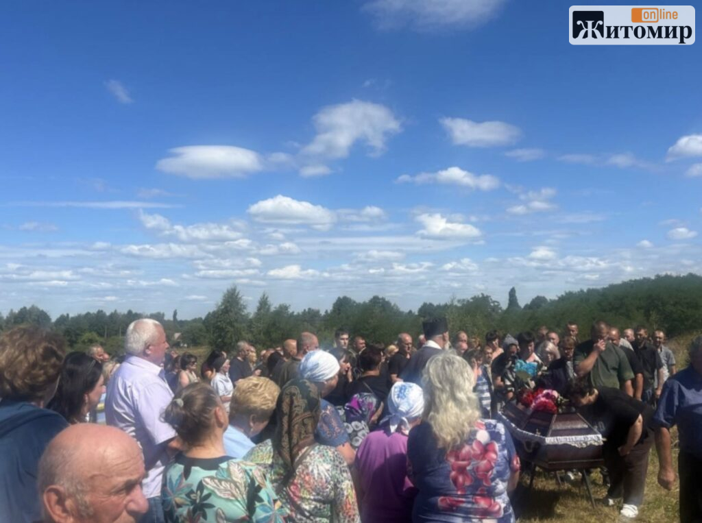 У Глибочицькій громаді попрощалися із Захисником Володимиром Круківським - Події. Джерело: Zhitomir-OnLine У Глибочицькій громаді попрощалися із Захисником Володимиром Круківським - фото №1