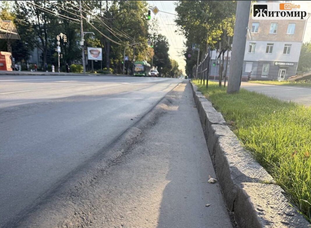 Новий асфальт на Київській у Житомирі деформувався Деформація нового асфальту на вулиці Київській у Житомирі