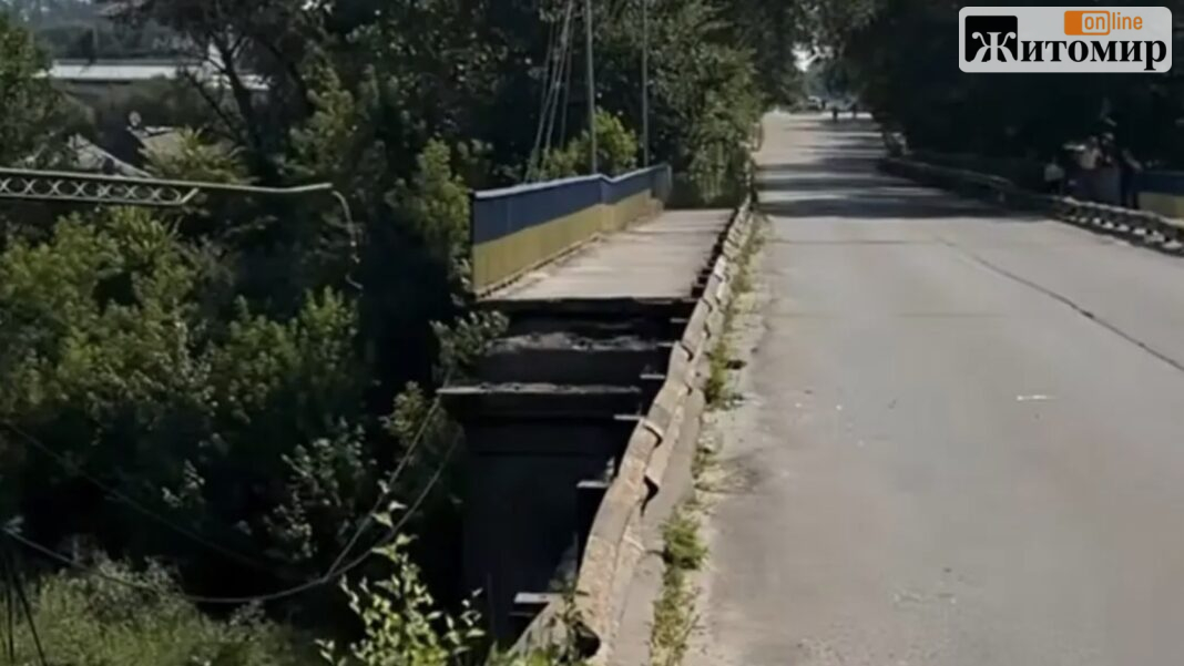 Аварійний міст через Тетерів між центром Коростишева та мікрорайоном Заріччя