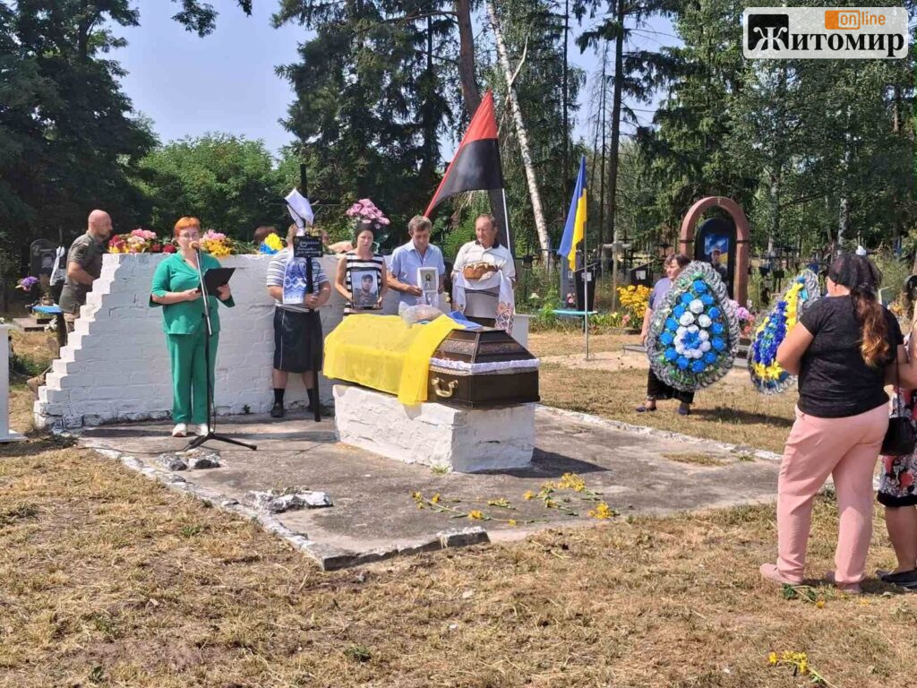 Громада на Житомирщині попрощалася із Захисником Іваном Лесуненком, який загинув на Донеччині - фото №1