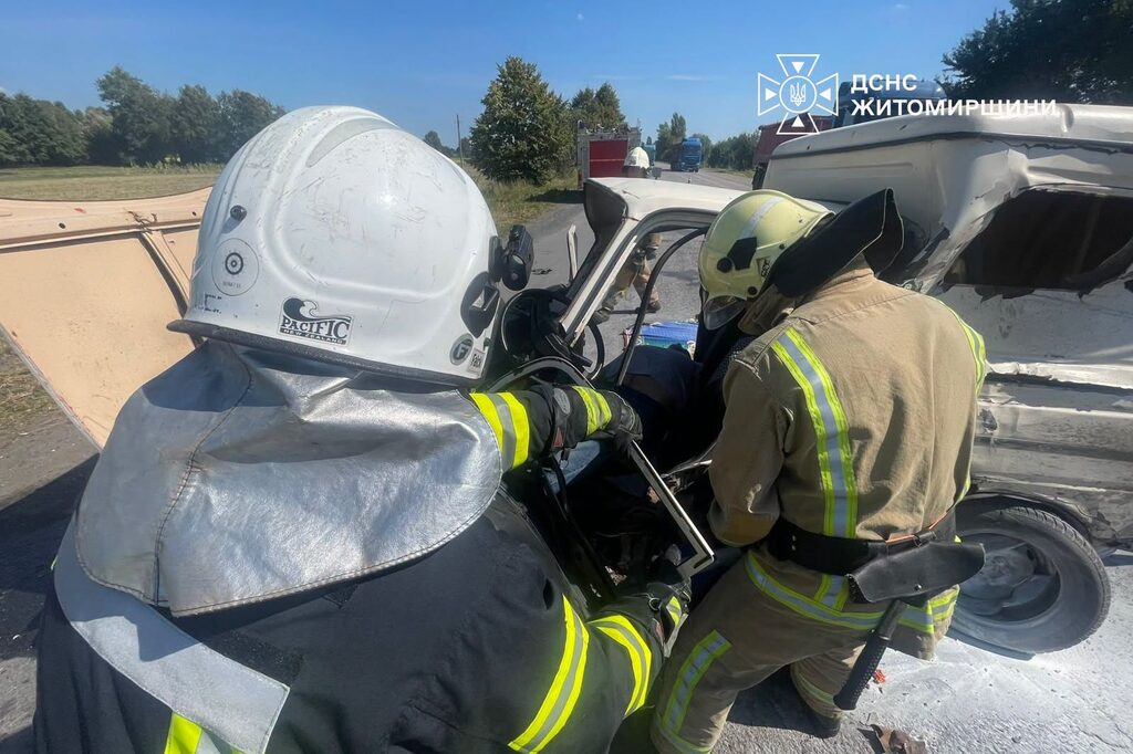 Після зіткнення автівок на Житомирщині рятувальники деблокували загиблого водія - фото №1