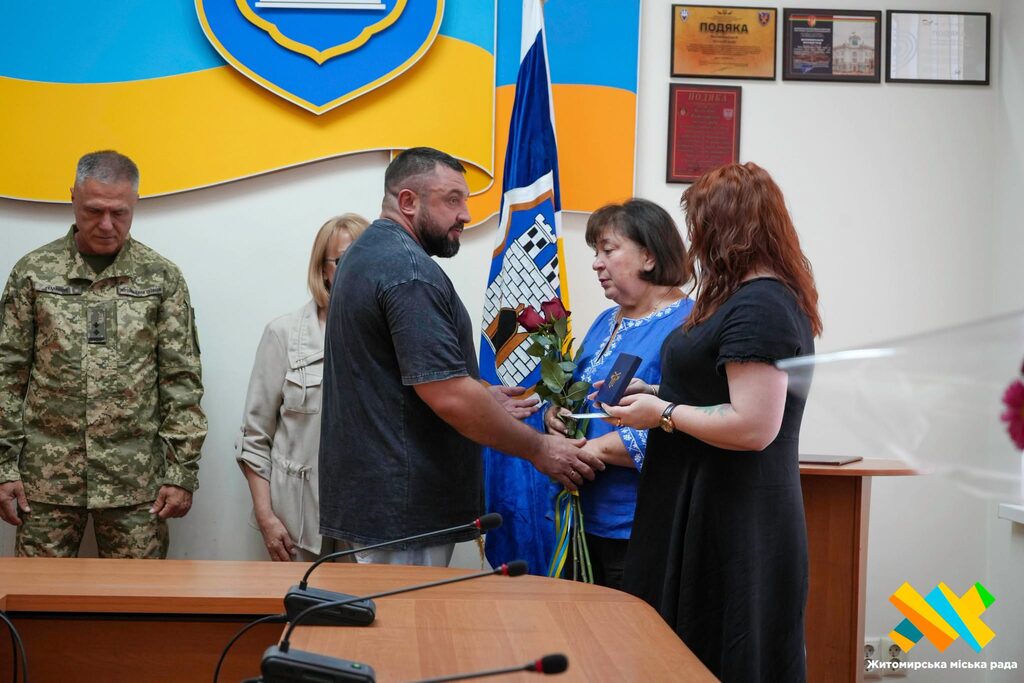 Родинам загиблих Героїв у Житомирі передали державні нагороди та відзнаки - Події. Джерело: Zhitomir-OnLine Родинам загиблих Героїв у Житомирі передали державні нагороди та відзнаки - фото №13