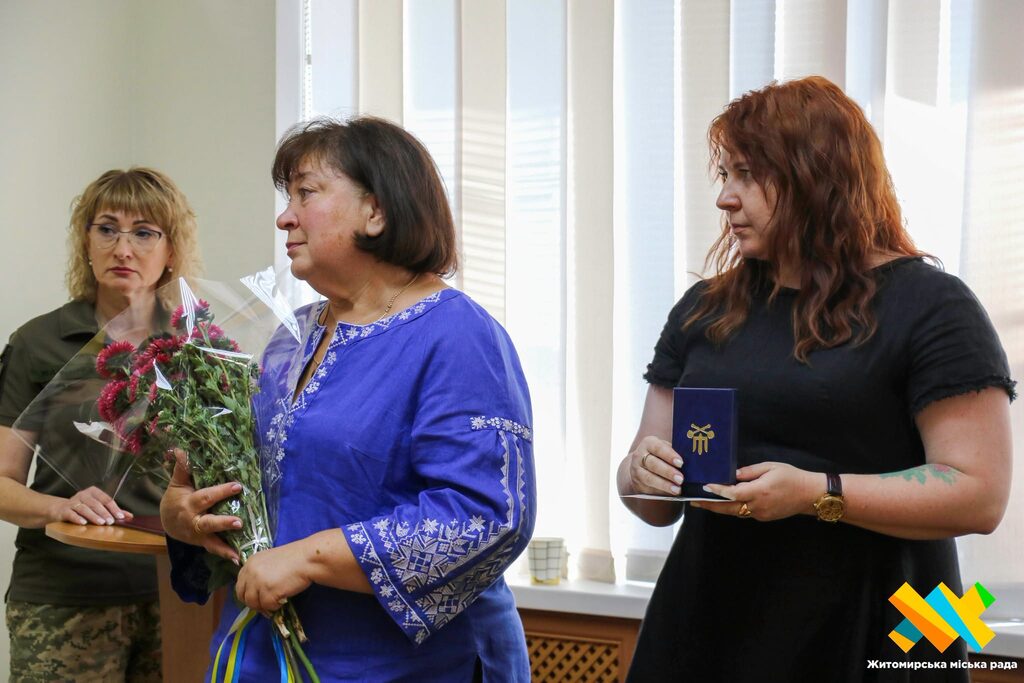 Родинам загиблих Героїв у Житомирі передали державні нагороди та відзнаки - Події. Джерело: Zhitomir-OnLine Родинам загиблих Героїв у Житомирі передали державні нагороди та відзнаки - фото №14