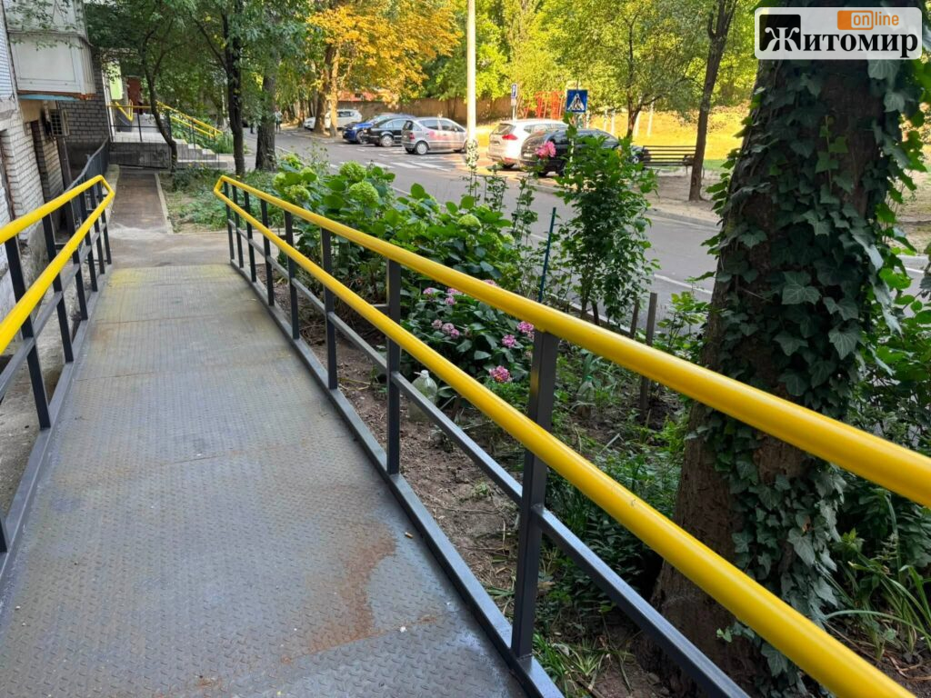 У Житомирі перевірили оновлену безбар’єрну прибудинкову територію на вулиці Вітрукам