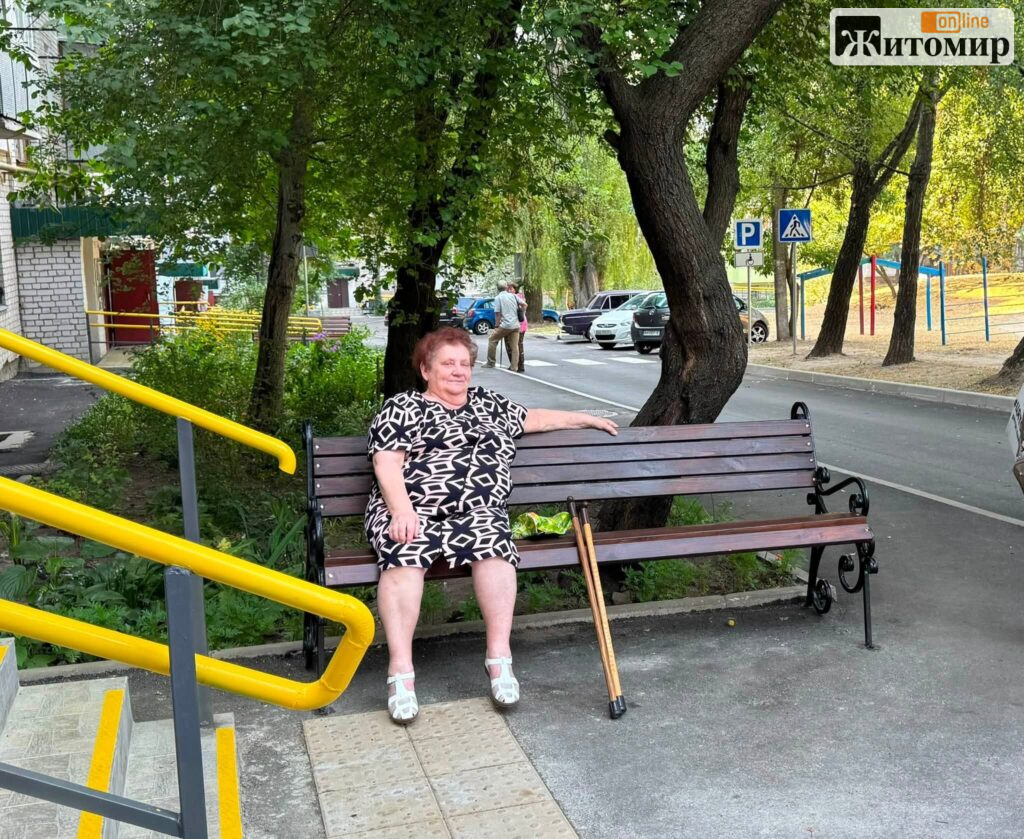 У Житомирі перевірили оновлену безбар’єрну прибудинкову територію на вулиці Вітрукам - фото №1