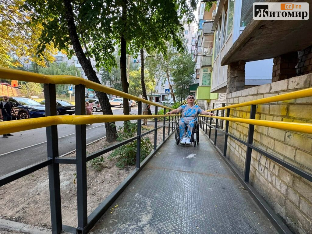 У Житомирі перевірили оновлену безбар’єрну прибудинкову територію на вулиці Вітрукам - фото №2