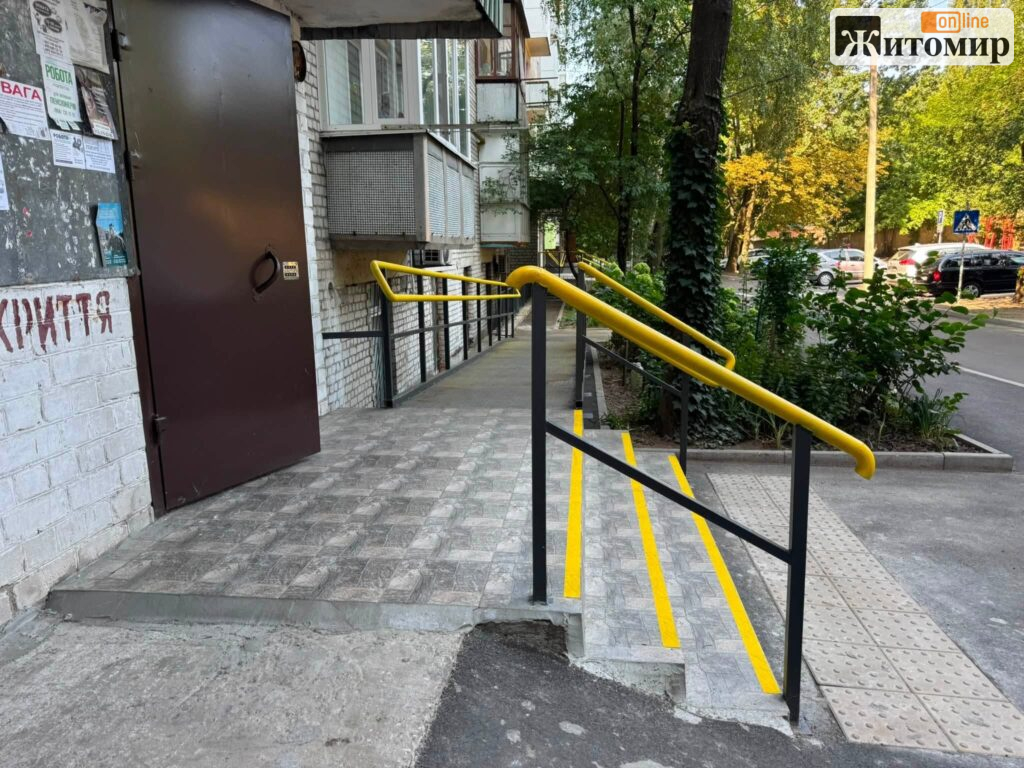У Житомирі перевірили оновлену безбар’єрну прибудинкову територію на вулиці Вітрукам - фото №3