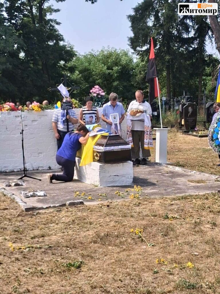 Громада на Житомирщині попрощалася із Захисником Іваном Лесуненком, який загинув на Донеччині - фото №2