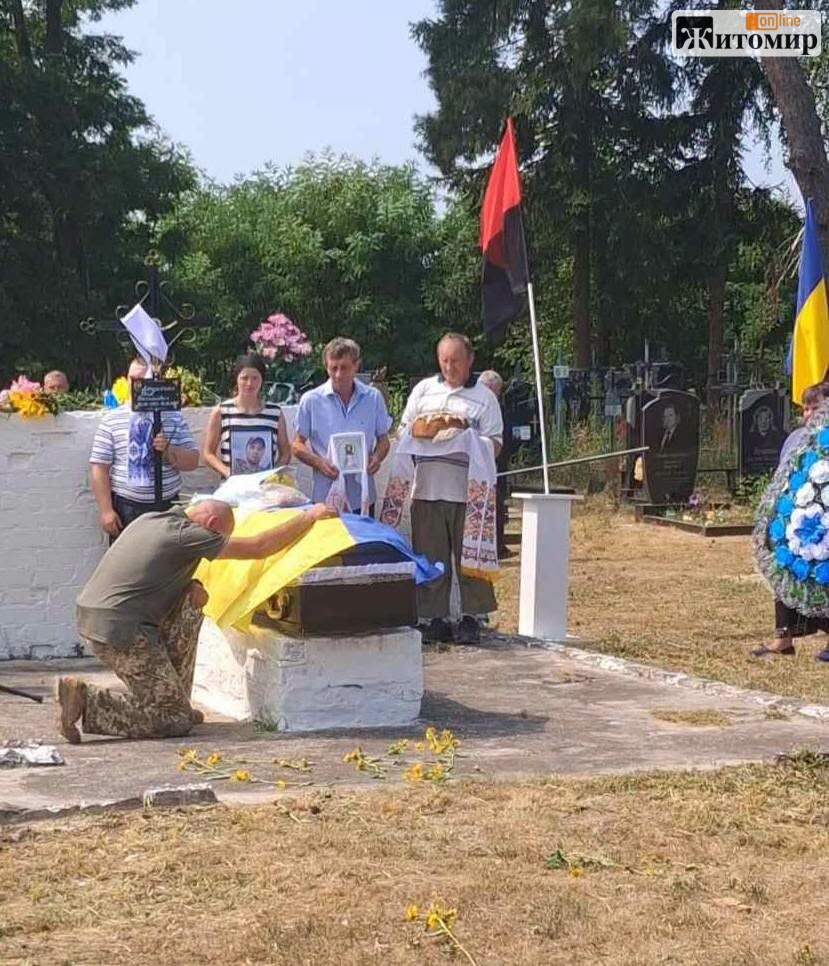 Громада на Житомирщині попрощалася із Захисником Іваном Лесуненком, який загинув на Донеччині - фото №3