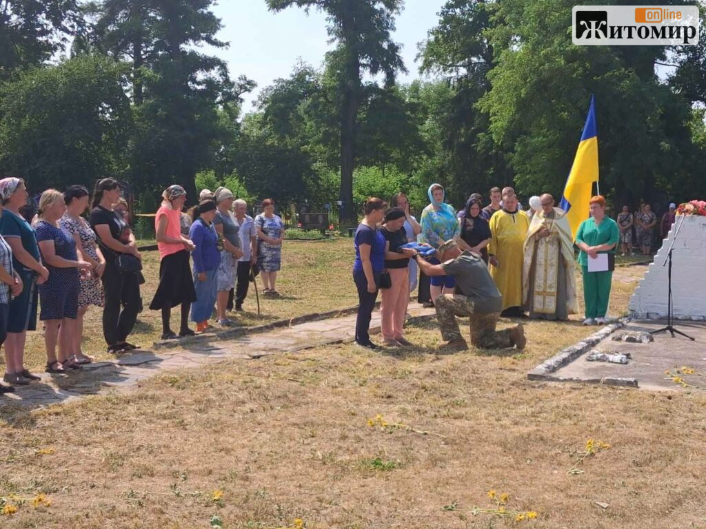 Громада на Житомирщині попрощалася із Захисником Іваном Лесуненком, який загинув на Донеччині - фото №4