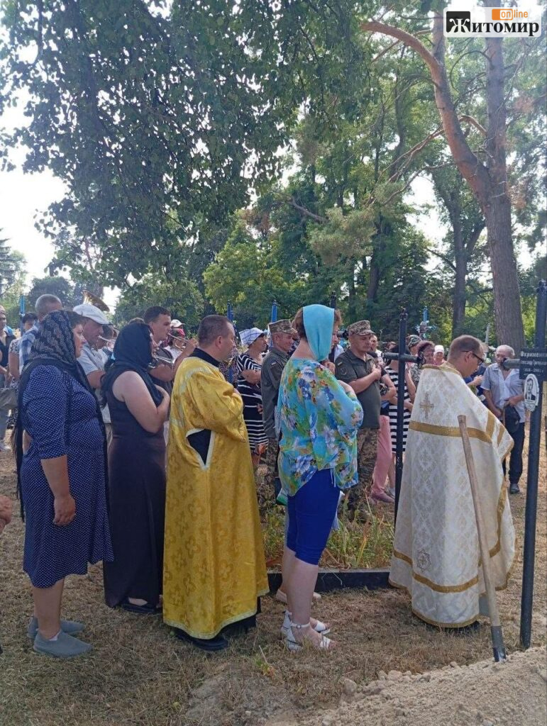 Громада на Житомирщині попрощалася із Захисником Іваном Лесуненком, який загинув на Донеччині - фото №5