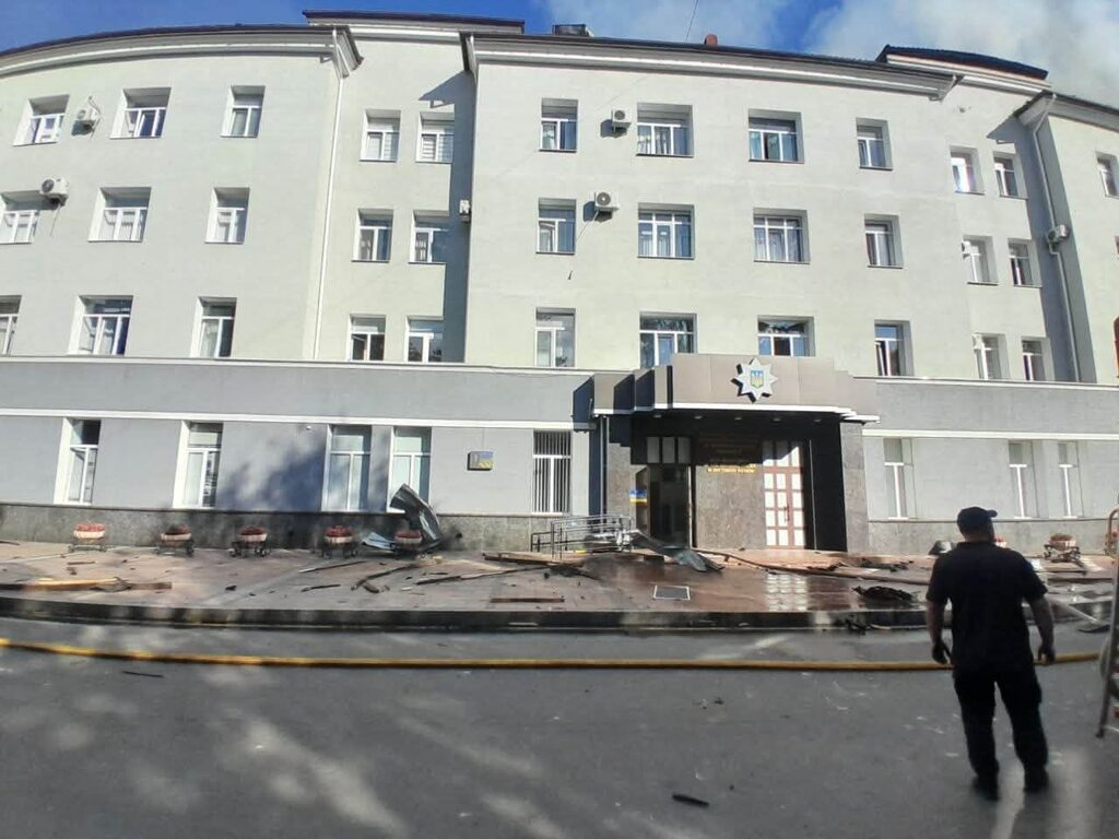 Шість житлових будинків, бібліотека та лікарня пошкоджені: наслідки атаки на Житомир - Інформація. Джерело: Zhitomir-OnLine Шість житлових будинків, бібліотека та лікарня пошкоджені: наслідки атаки на Житомир - фото №3