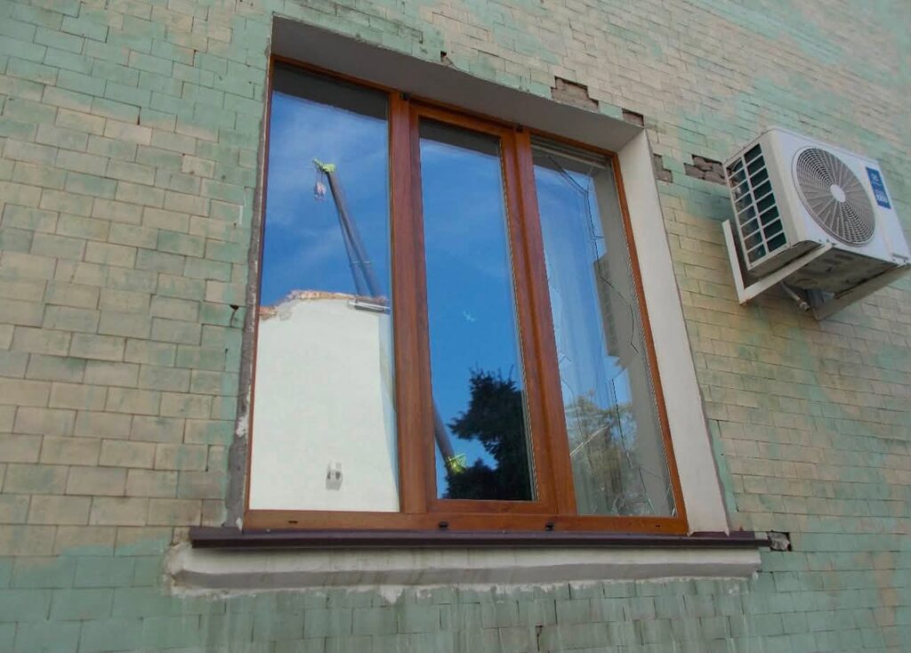 Шість житлових будинків, бібліотека та лікарня пошкоджені: наслідки атаки на Житомир - Інформація. Джерело: Zhitomir-OnLine Шість житлових будинків, бібліотека та лікарня пошкоджені: наслідки атаки на Житомир - фото №5