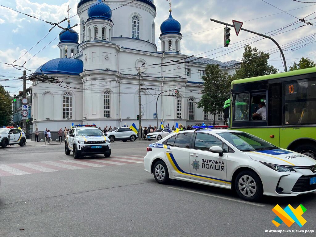 У Житомирі попрощалися з трьома офіцерами Нацполіції, які загинули внаслідок ракетного удару - Топ-новини. Джерело: Zhitomir-OnLine У Житомирі попрощалися з трьома офіцерами Нацполіції, які загинули внаслідок ракетного удару - фото №1
