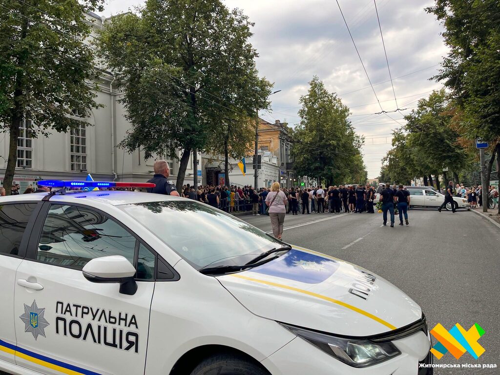 У Житомирі попрощалися з трьома офіцерами Нацполіції, які загинули внаслідок ракетного удару - Топ-новини. Джерело: Zhitomir-OnLine У Житомирі попрощалися з трьома офіцерами Нацполіції, які загинули внаслідок ракетного удару - фото №5