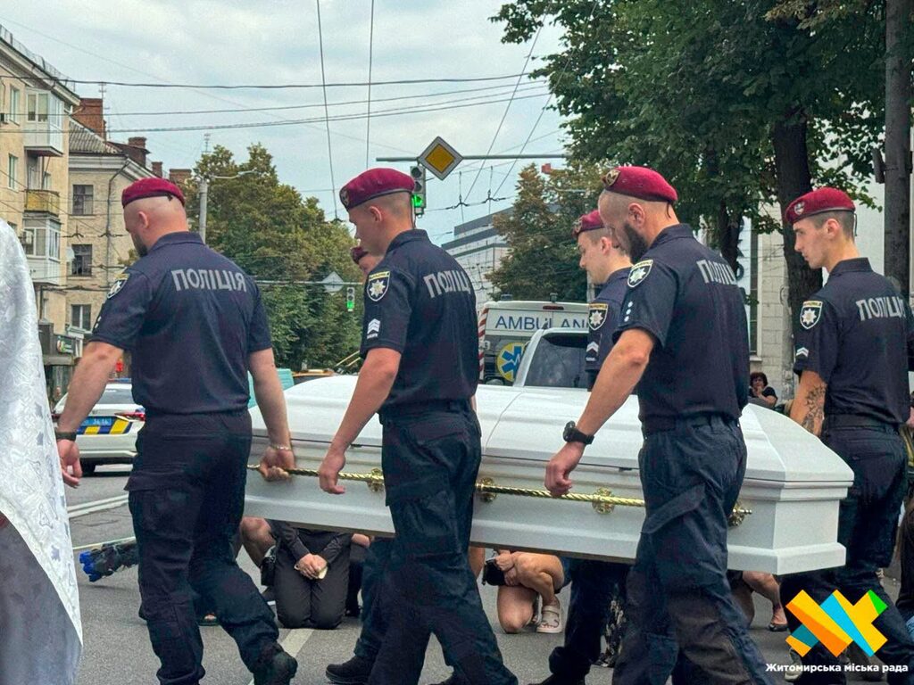 У Житомирі попрощалися з трьома офіцерами Нацполіції, які загинули внаслідок ракетного удару - Топ-новини. Джерело: Zhitomir-OnLine У Житомирі попрощалися з трьома офіцерами Нацполіції, які загинули внаслідок ракетного удару - фото №7