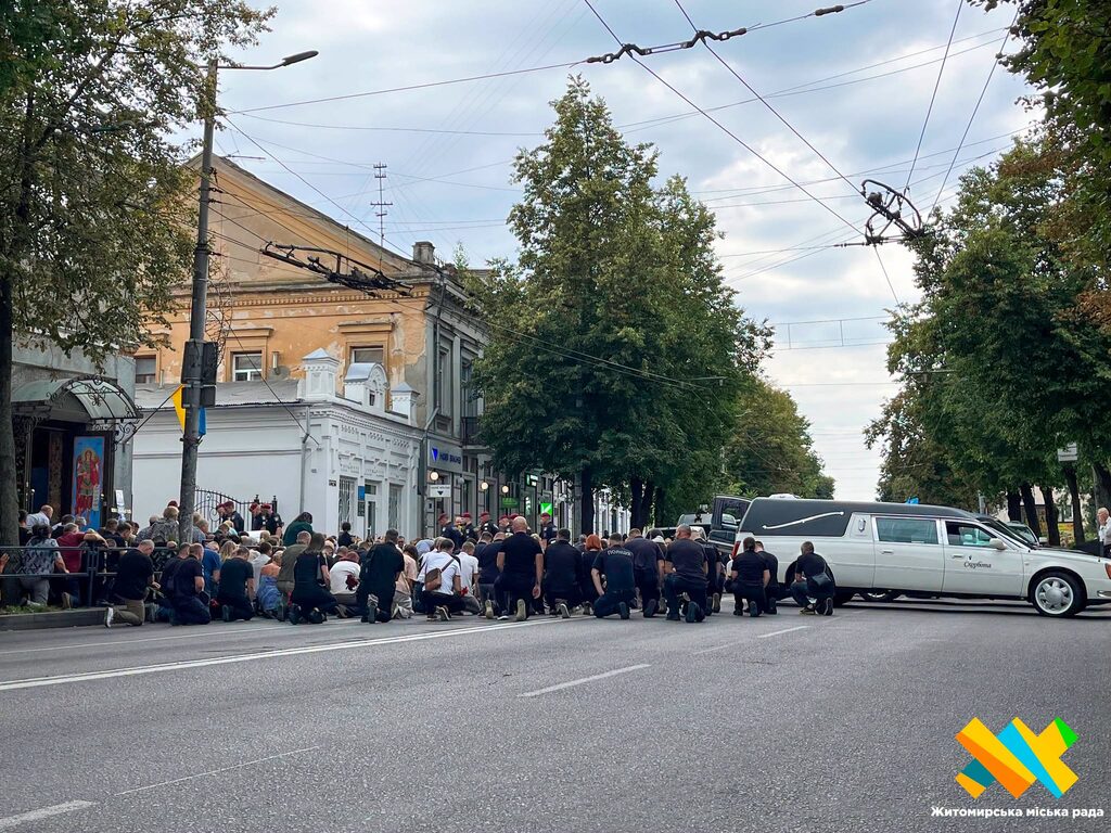 У Житомирі попрощалися з трьома офіцерами Нацполіції, які загинули внаслідок ракетного удару - Топ-новини. Джерело: Zhitomir-OnLine У Житомирі попрощалися з трьома офіцерами Нацполіції, які загинули внаслідок ракетного удару - фото №8