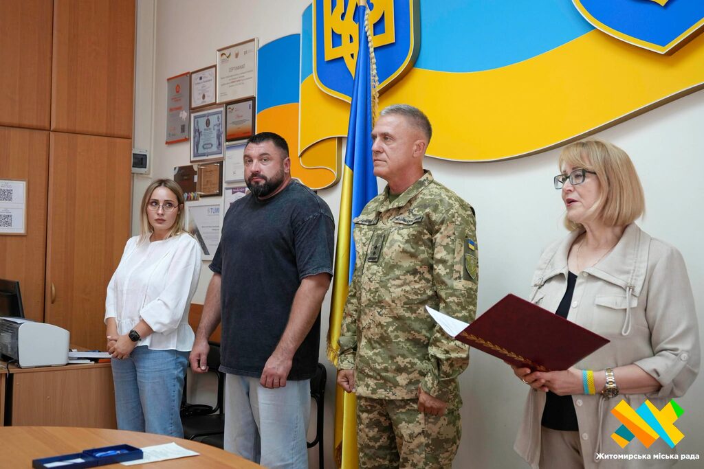 Родинам загиблих Героїв у Житомирі передали державні нагороди та відзнаки - Події. Джерело: Zhitomir-OnLine Родинам загиблих Героїв у Житомирі передали державні нагороди та відзнаки - фото №