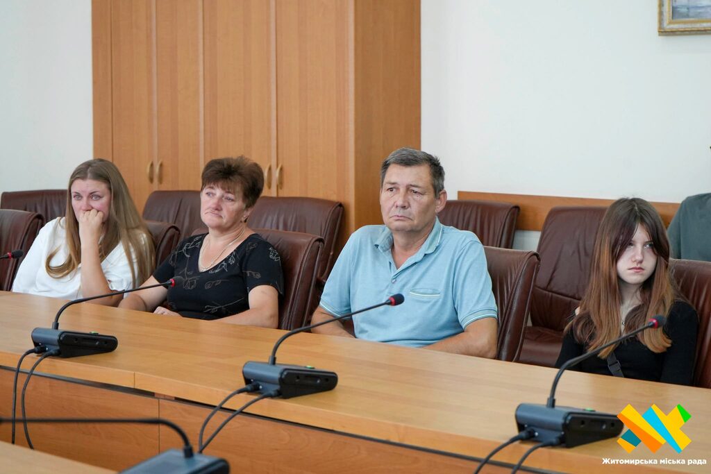 Родинам загиблих Героїв у Житомирі передали державні нагороди та відзнаки - Події. Джерело: Zhitomir-OnLine Родинам загиблих Героїв у Житомирі передали державні нагороди та відзнаки - фото №2