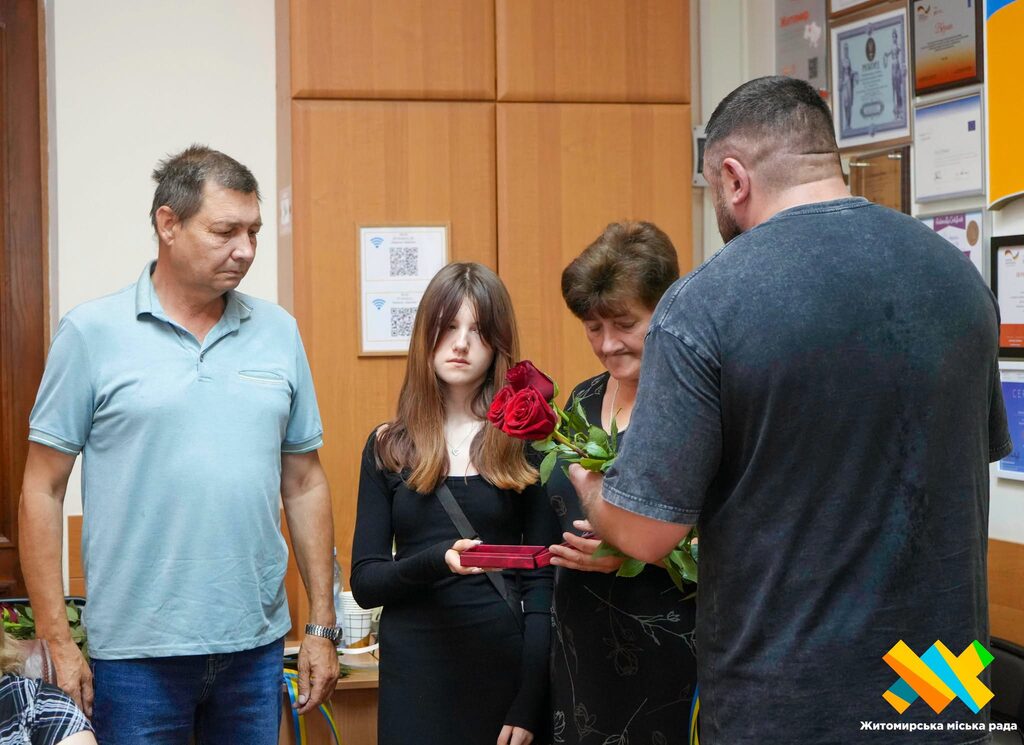 Родинам загиблих Героїв у Житомирі передали державні нагороди та відзнаки - Події. Джерело: Zhitomir-OnLine Родинам загиблих Героїв у Житомирі передали державні нагороди та відзнаки - фото №3