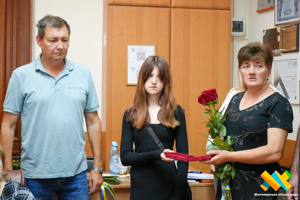 Родинам загиблих Героїв у Житомирі передали державні нагороди та відзнаки - Події. Джерело: Zhitomir-OnLine Родинам загиблих Героїв у Житомирі передали державні нагороди та відзнаки - фото №4