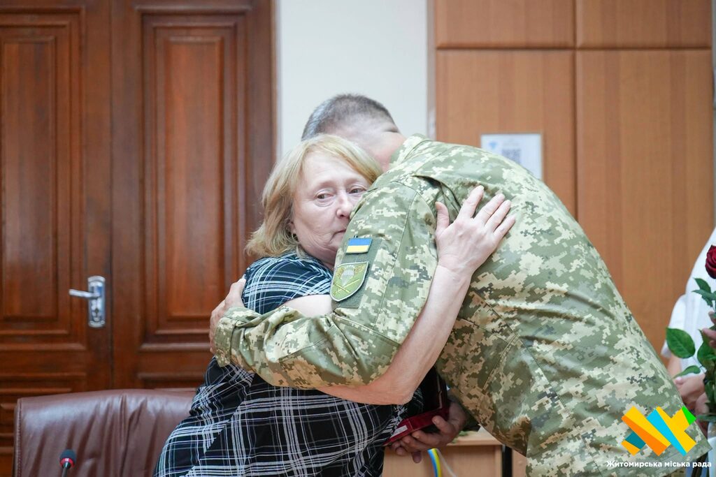 Родинам загиблих Героїв у Житомирі передали державні нагороди та відзнаки - Події. Джерело: Zhitomir-OnLine Родинам загиблих Героїв у Житомирі передали державні нагороди та відзнаки - фото №7