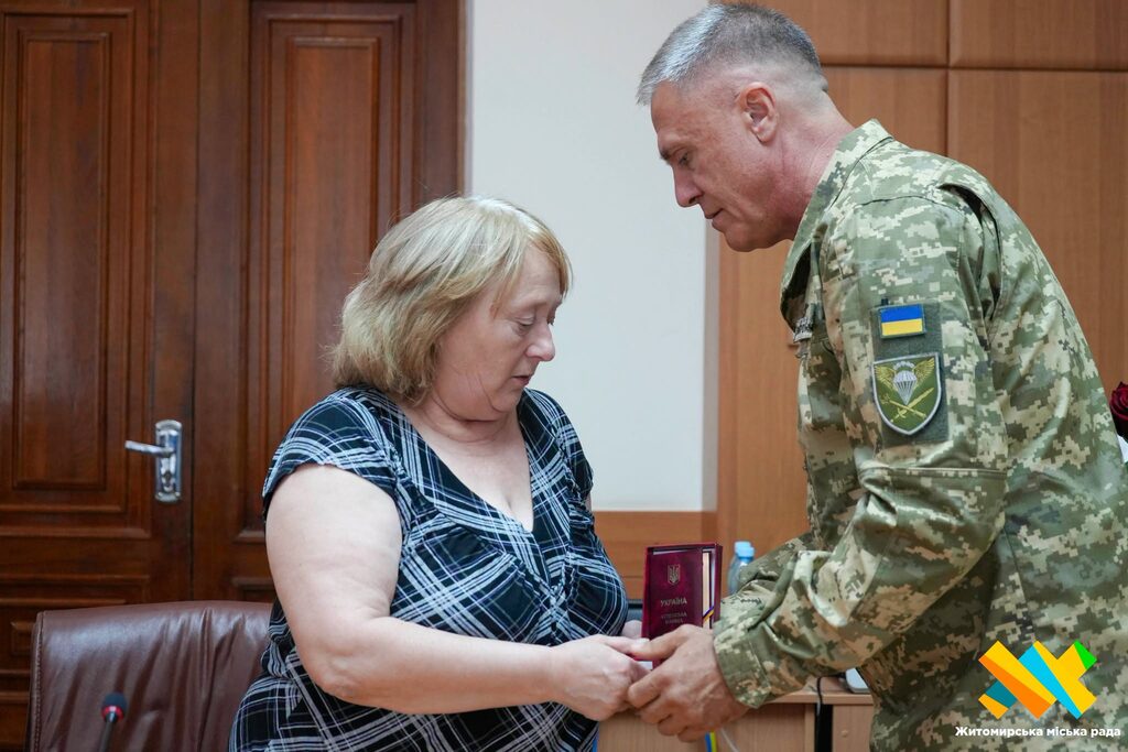 Родинам загиблих Героїв у Житомирі передали державні нагороди та відзнаки - Події. Джерело: Zhitomir-OnLine Родинам загиблих Героїв у Житомирі передали державні нагороди та відзнаки - фото №8