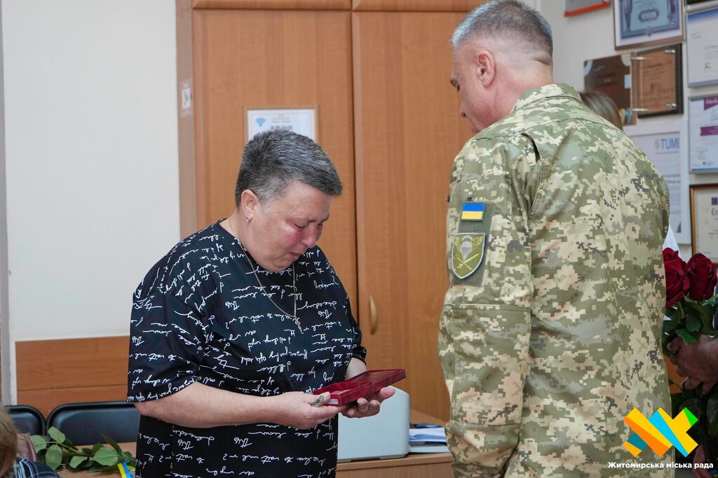 Родинам загиблих Героїв у Житомирі передали державні нагороди та відзнаки - Події. Джерело: Zhitomir-OnLine Родинам загиблих Героїв у Житомирі передали державні нагороди та відзнаки - фото №11
