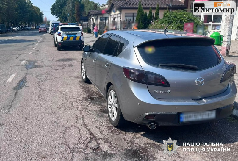 У Звягелі водійка електроскутера врізалася у дверцята Mazda — жінку госпіталізували