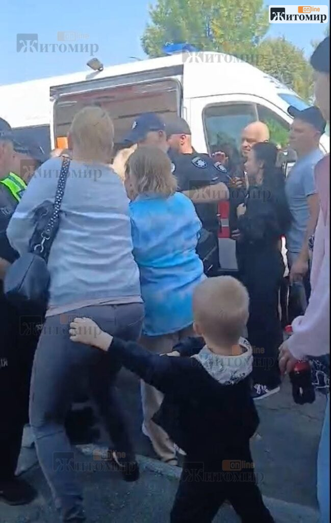 У Малині близько 50 людей заблокували поліцейське авто під час заходів ТЦК: чоловіка госпіталізували - фото №2