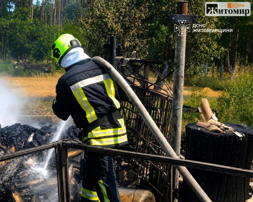 У Корнині згоріла дерев’яна господарська будівля - Події. Джерело: Zhitomir-OnLine У Корнині згоріла дерев’яна господарська будівля - фото №