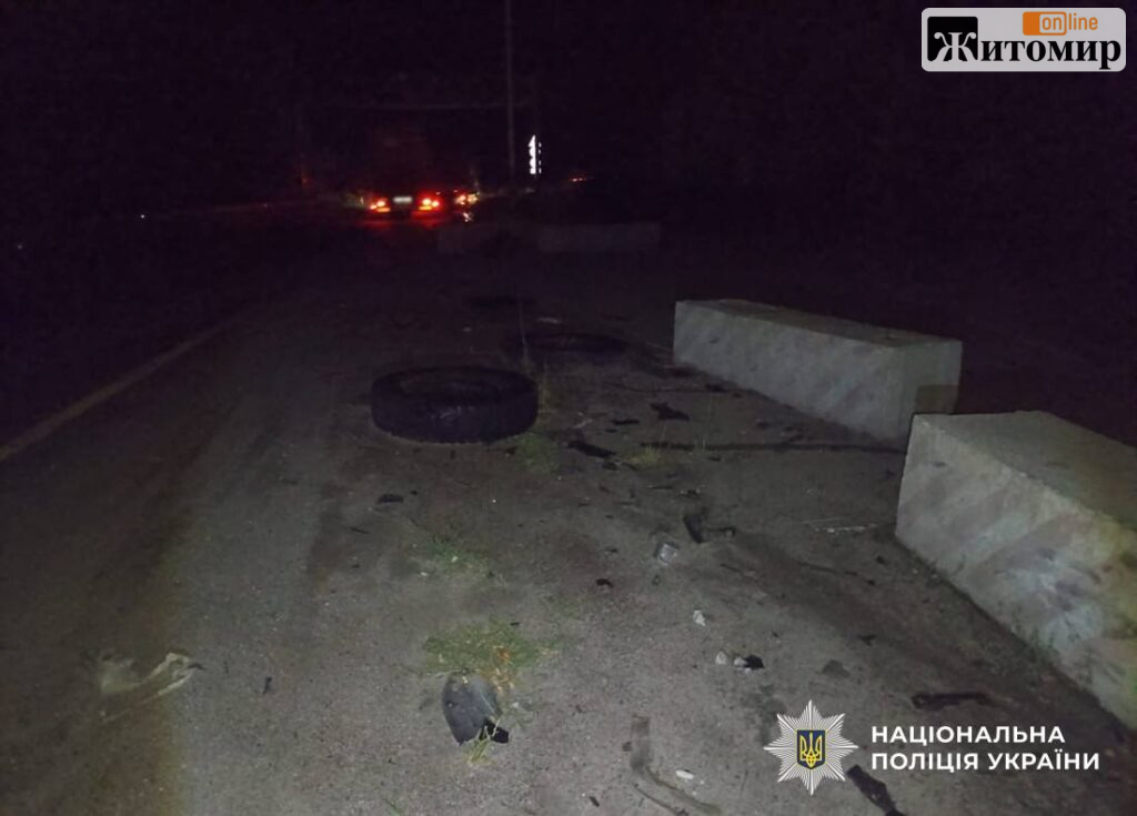 На трасі Київ — Чоп біля Іванівки перекинулася Tesla: пасажирку госпіталізували до реанімації - фото №1